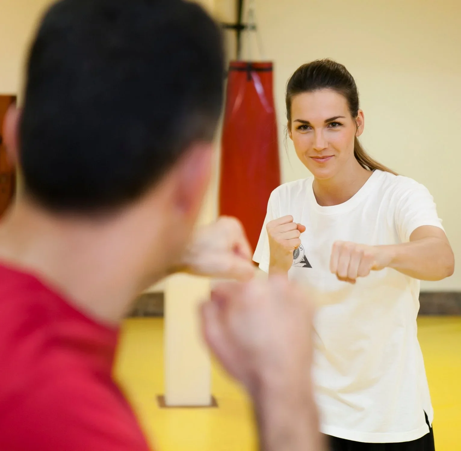 Frau kampfbereit beim Wing-Tsun Training | SGU Wing Tsun Kampfkunstschulen